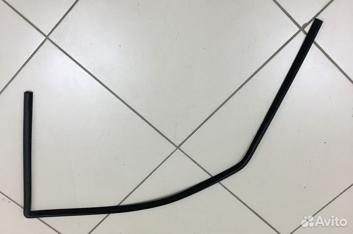 Уплотнитель стекла левой двери Mercedes-Benz W211