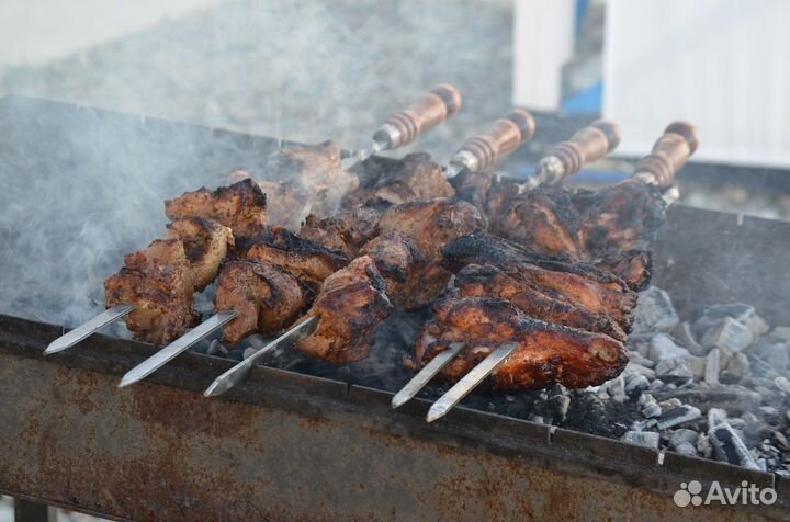 Беседка для пикника у моря с холодильником, мангал