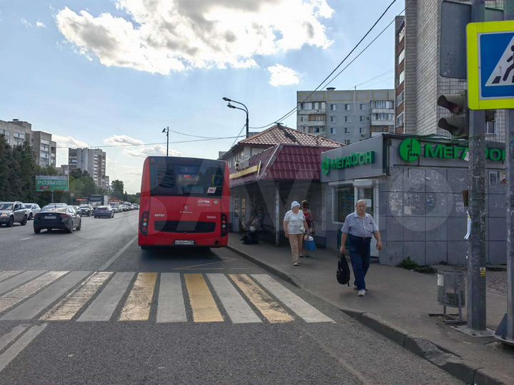 Большой пешеходный трафик. вместо билайн. остановк