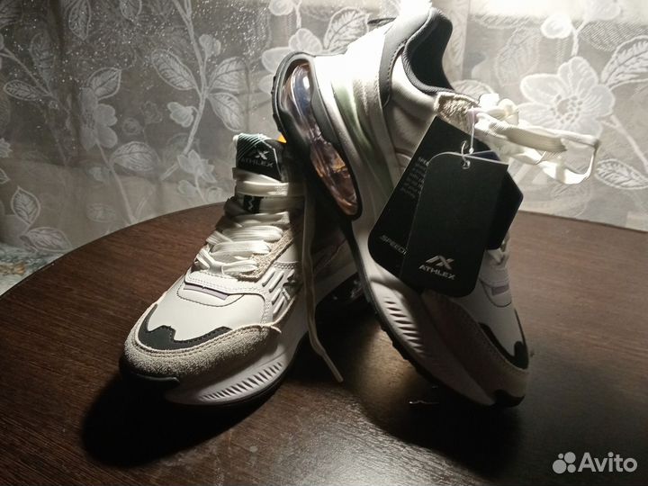 Кроссовки женские