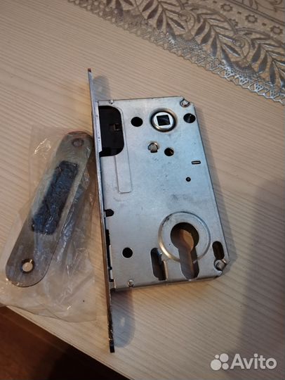 Замок дверной