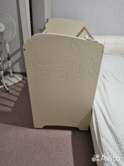 Детская кроватка с маятником и ящиком