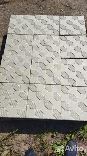 Укладка тротуарной плитки на кладбище