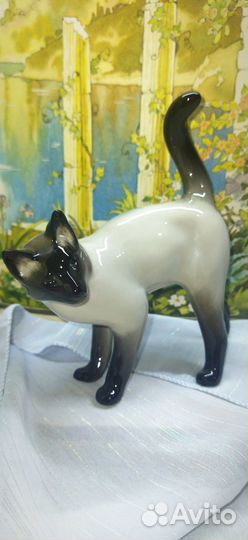 Фарфоровая статуэтка 