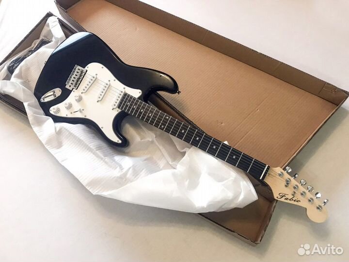 Электрогитара Stratocaster и комбик 10W(Новый)