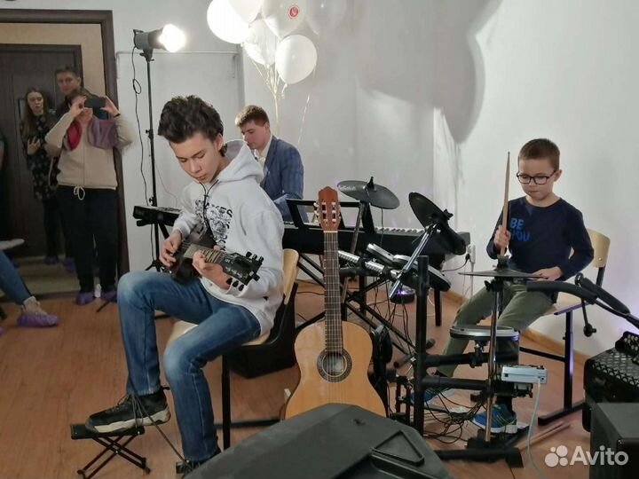 Обучение игре на гитаре, баяне, синтезаторе