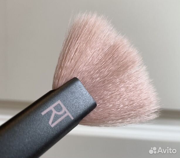 Кисть для хайлайтера Real Techniques (RT)