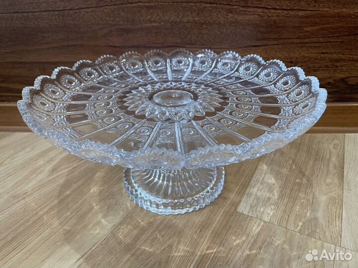 Хрустальное блюдо на ножке