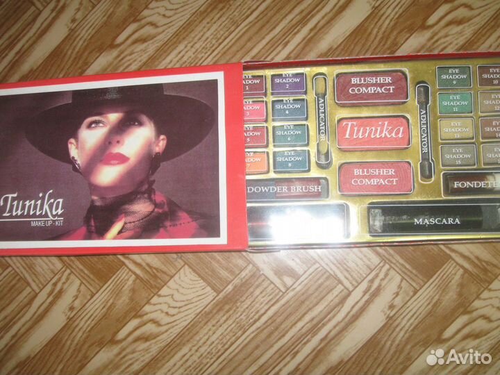 Косметика и лампа для сушки ногтей