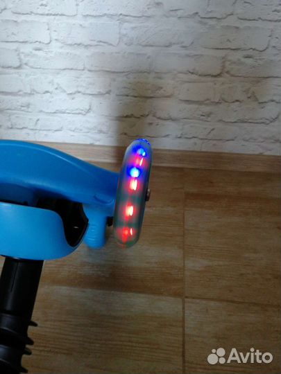 Самокат детский со светящимися колесами
