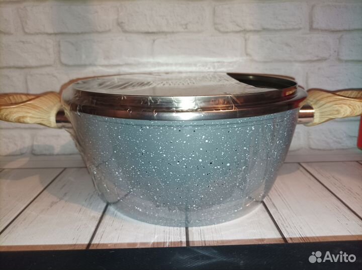 Новая кастрюля с антипригарным покрытием