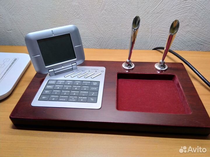 Настольный органайзер с цифровым календарём