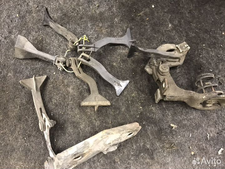 Язычок открытия капота Мерседес 124 210 140