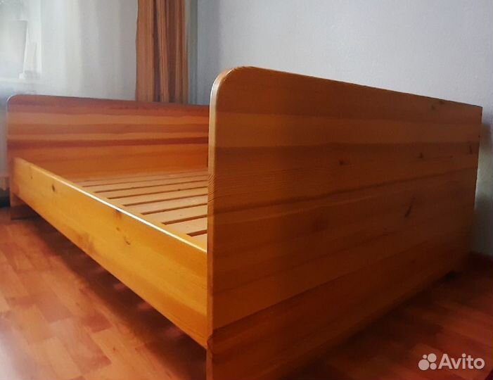 Кровать деревянная