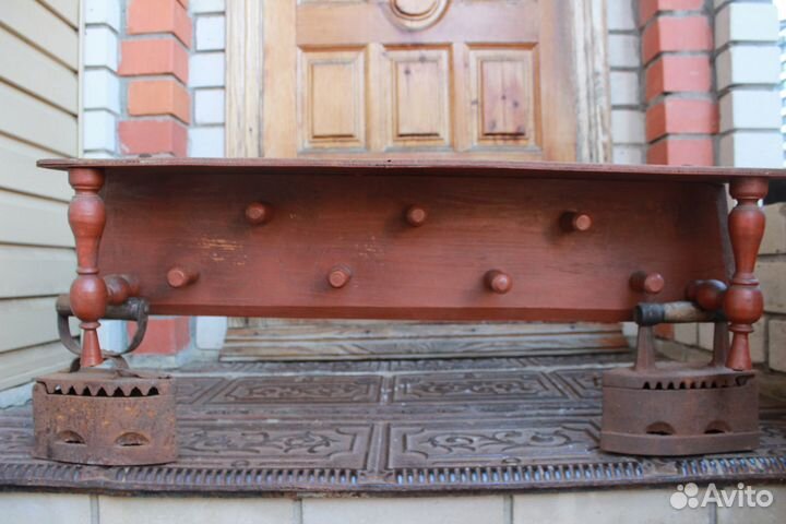 Полка -вешалка для одежды.Раритет