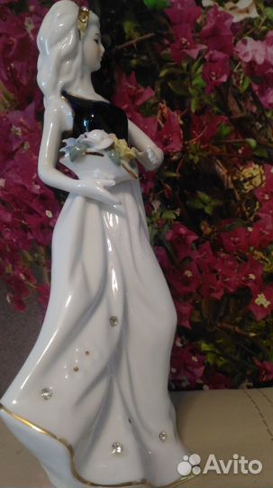 Статуэтка Фарфор. Девушка в золотом ободке
