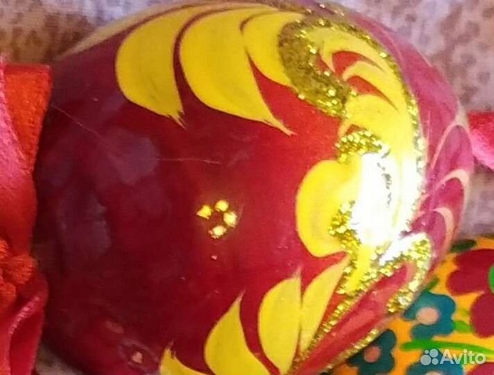 Деревянное пасхальное яйцо на ленте