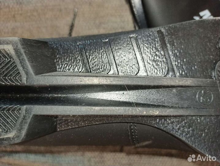 Лыжные ботинки и лыжи