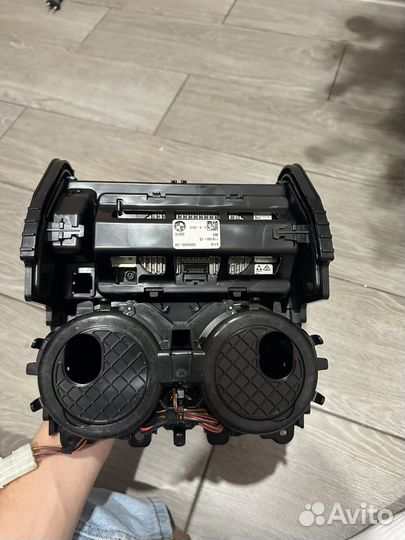 Передний подстаканник и беспроводная зарядка