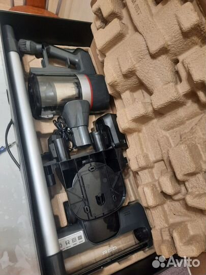 Пылесос вертикальный RED solution RV-UR362