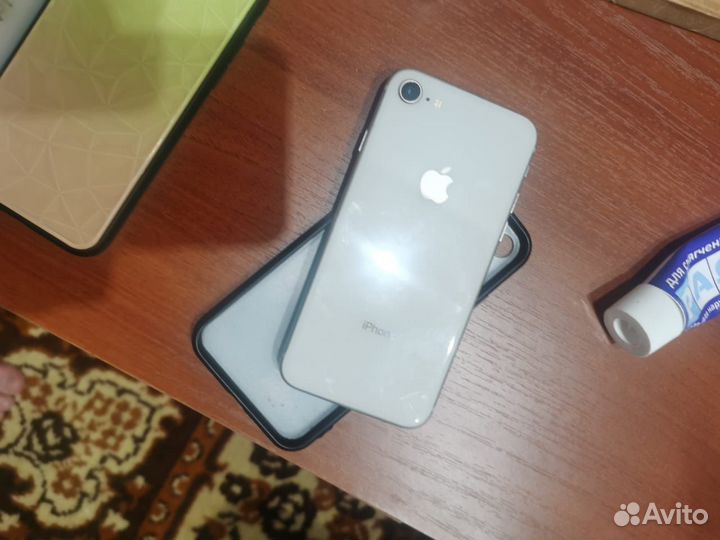 Телефон iPhone 8