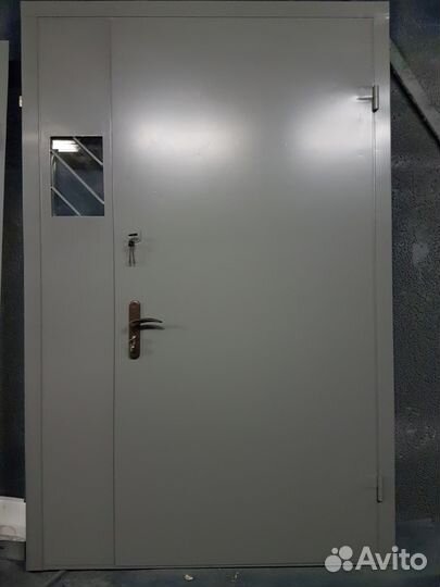 Общая тамбурная дверь из 2 мм стали с отделкой