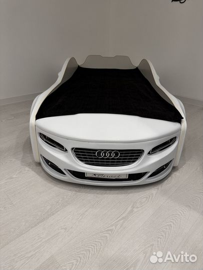 Продам детскую кровать машину