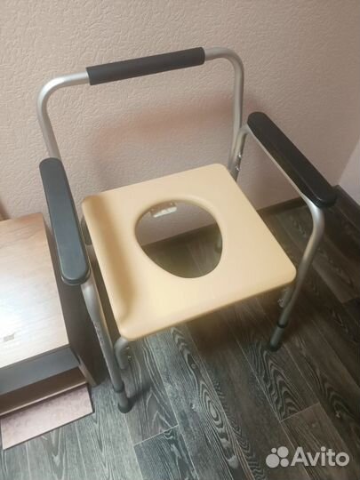 Стул-кресло с санитарным оснащением