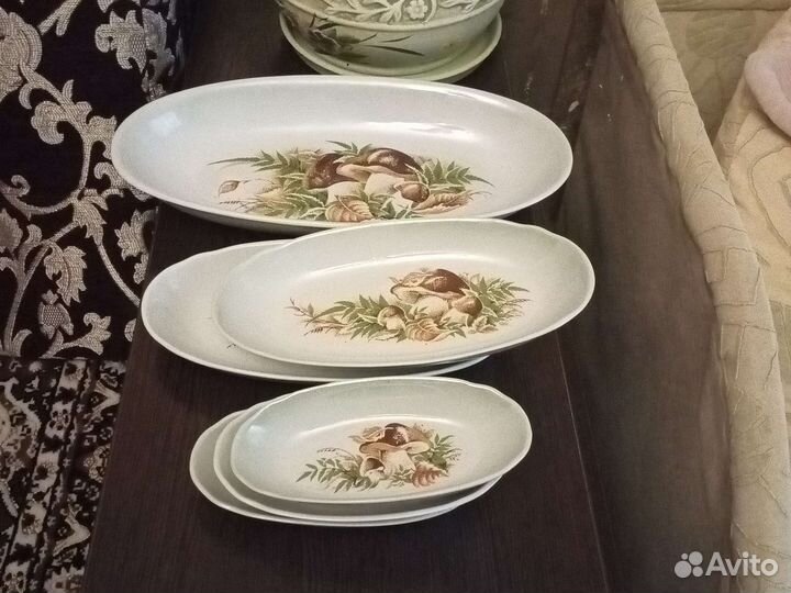 Блюдо и салатницы