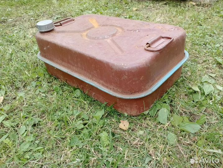 Канистру (лодочный бак)