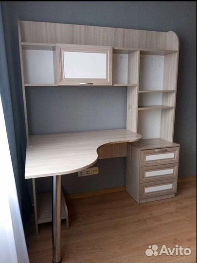Компьютерный стол со стеллажом