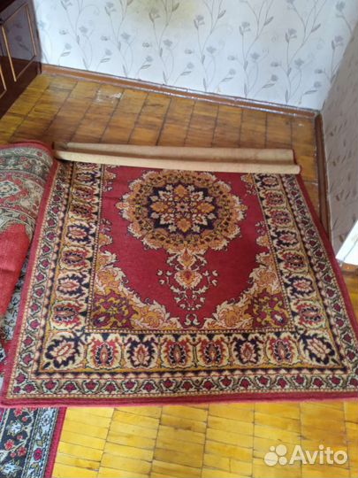 Отдам бесплатно ковры вместе со стенкой и шкафом