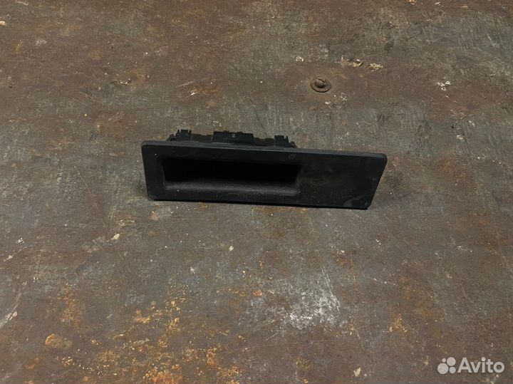 Кнопка/ручка открывания багажника