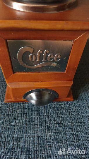 Большая кофемолка деревянная