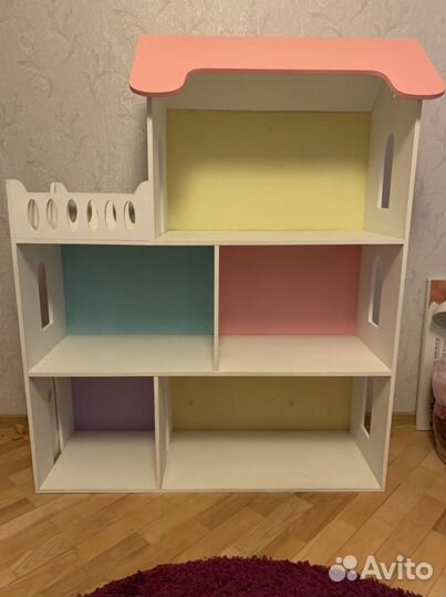 Деревянный домик-стеллаж