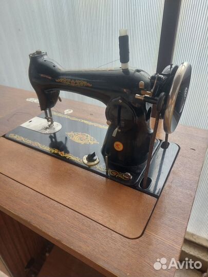 Швейная машинка с тумбой