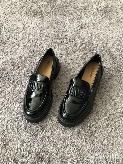 Лоферы лакироввнные