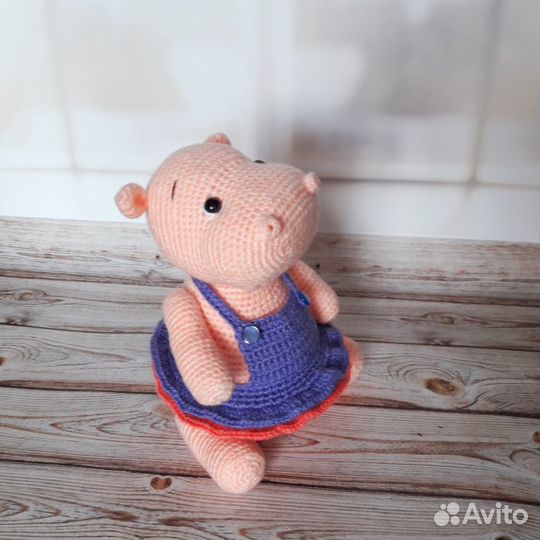 Мягкая вязаная игрушка бегемот