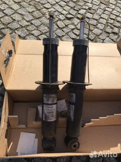 Продам задние амортизаторы AudiQ7