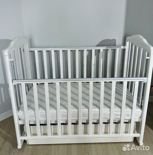 Детская кроватка с маятником и ящиком