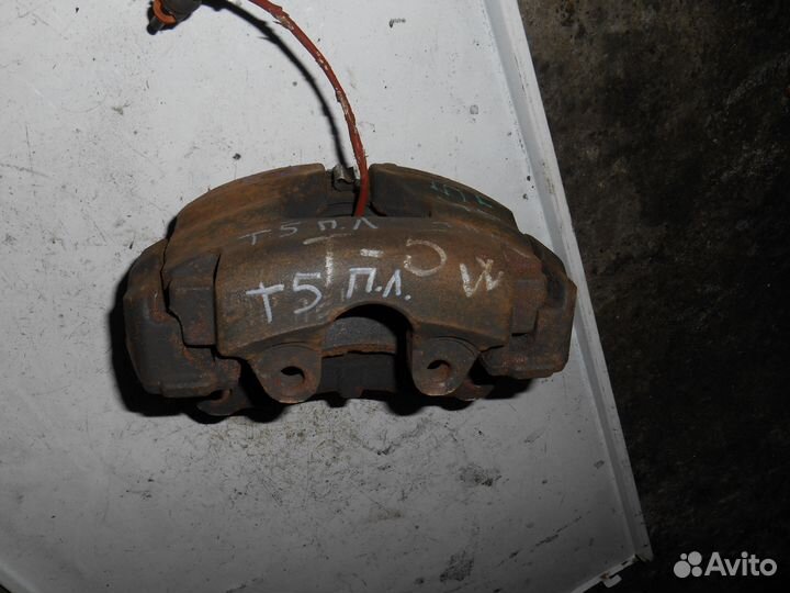 Передний левый суппорт Volkswagen Transporter T5