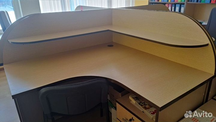 Офисная мебель (столы, шкафы, тумбы, диван)