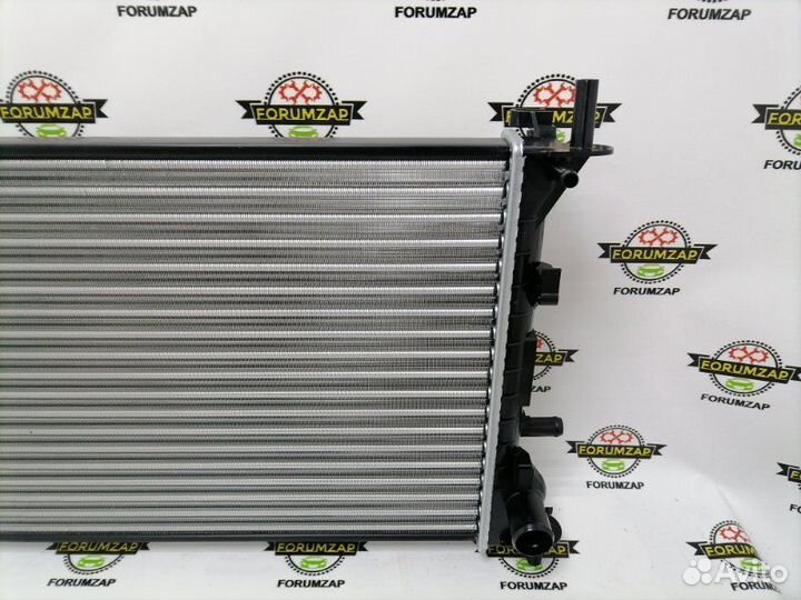 Радиатор охлаждения двигателя Ford Focus 1998-2004