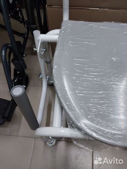 Стул санитарный на колёсах новый