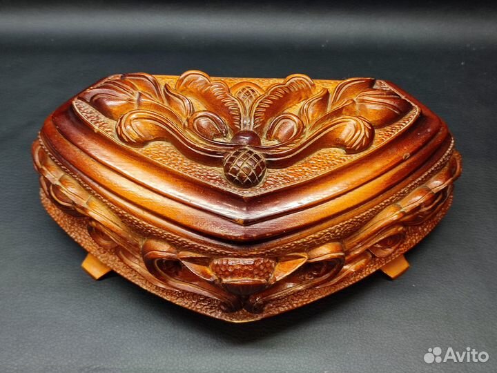 Шкатулка деревянная резная