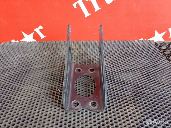 Кронштейн амортизатора переднего