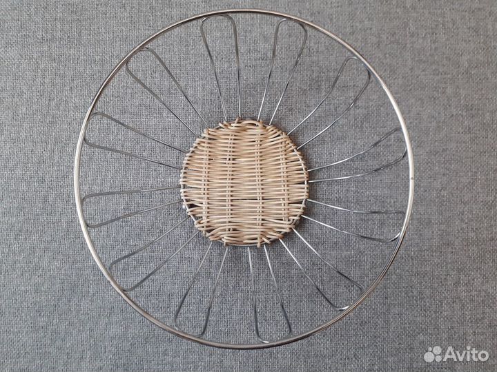Корзинка для фруктов из металла и ротанга