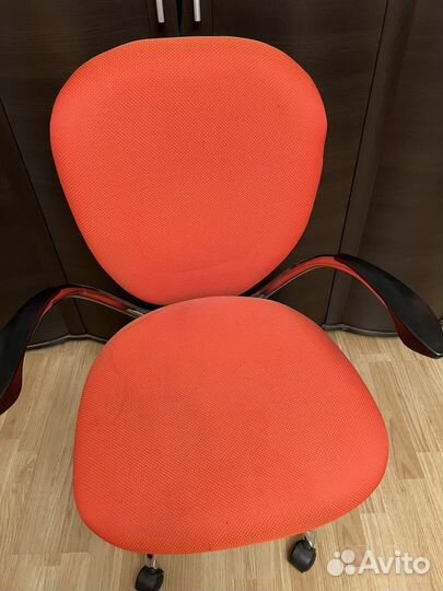 Компьютерное кресло на колесиках Бюрократ