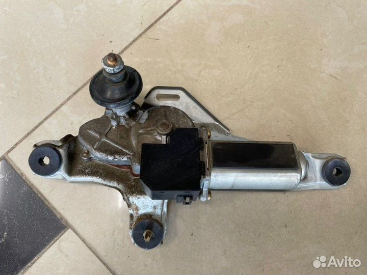 Моторчик стеклоочистителя задний Toyota Rav4 ACA22