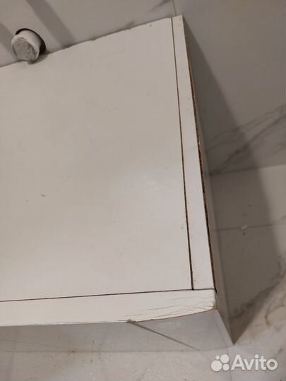 Зеркало и подвесная тумба для раковины в ванную